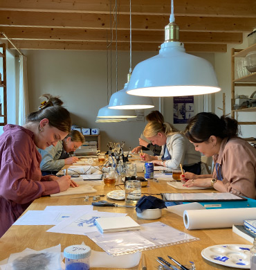 Deelnemers aan de workshop Delfts blauw schilderen